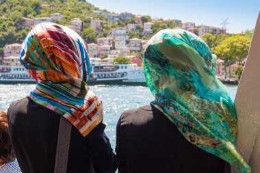 İstanbul, Türkiye; 26 Mayıs 2013: Kıyıyı izleyen iki Müslüman turist.