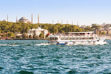İstanbul, Türkiye; 26 Mayıs 2013: Ayasofya önünde gemi turu.