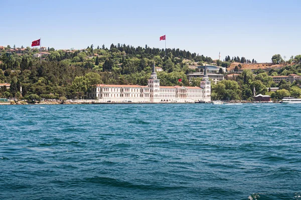 İstanbul, Türkiye; 26 Mayıs 2013: Deniz manzaralı bir saray.