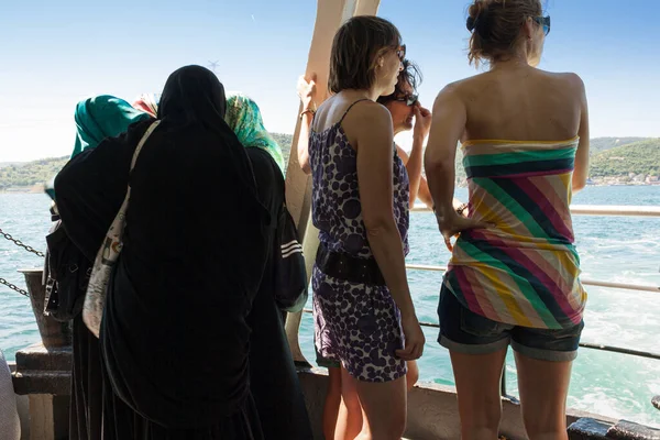 土耳其伊斯坦布尔 2013年5月26日 穆斯林游客服装与西方游客服装的对比 — 图库照片