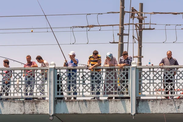 土耳其伊斯坦布尔 2013年5月26日 Galata桥上的渔民及其钓竿 — 图库照片
