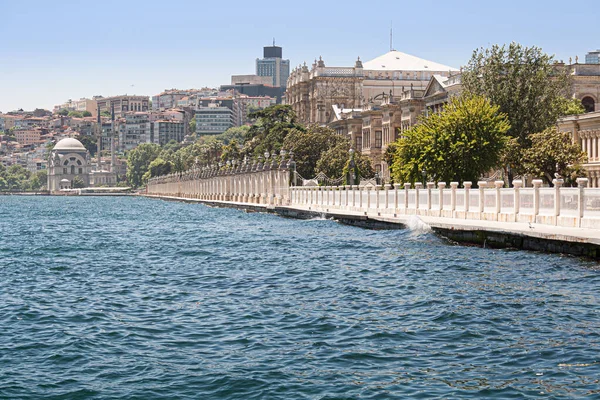 İstanbul, Türkiye; 26 Mayıs 2013: Dolmabahce Sarayı ve Beşiktaş 