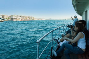 İstanbul, Türkiye; 26 Mayıs 2013: Turistler tekneden fotoğraf çekiyor.