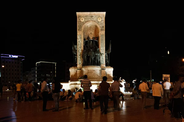 İstanbul, Türkiye; 25 Mayıs 2013: Taksim Meydanı 'nın merkez heykeli.