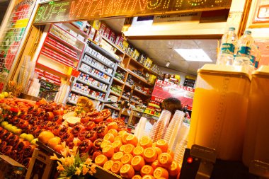 İstanbul, Türkiye; 25 Mayıs 2013: Portakal suyu ve nar suyu satan sokak tezgahı.