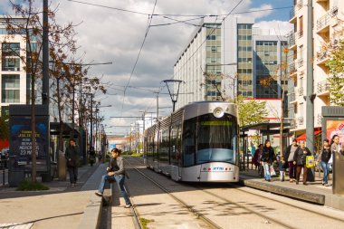 Marsilya, Fransa; 30 Mart 2011: Tramvay durağında geçiş yapan kişi.