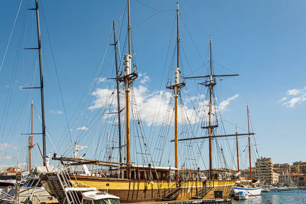 Marsiglia Francia Marzo 2011 Vecchia Alta Nave Nel Porto Turistico — Foto Stock