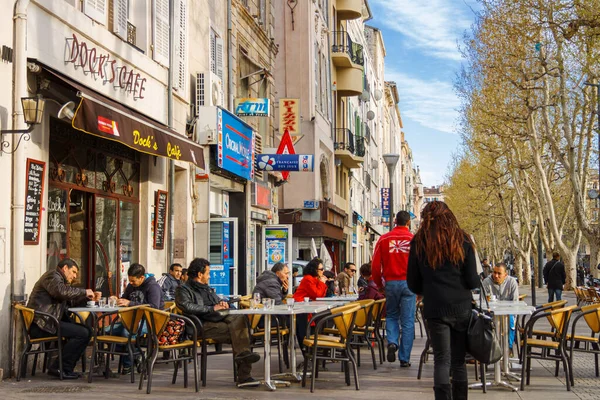 Marsilya, Fransa; 30 Mart 2011: Barların ve restoranların teraslarında insanlar.