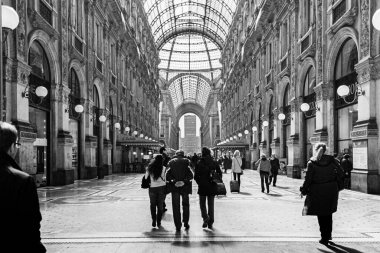 Milan, İtalya; 23 Mart 2011: Vittorio Emanuele II galerisinin ana koridoru.