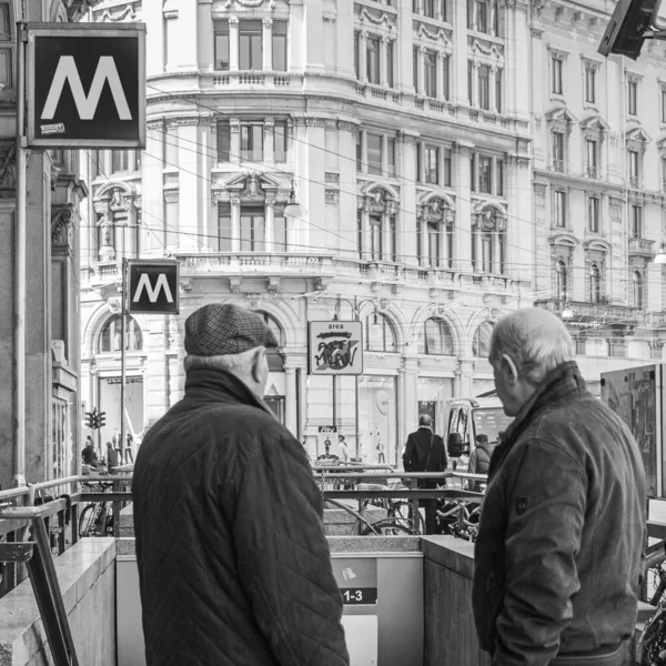 Milão Itália Março 2011 Homens Aposentados Olhando Para Entrada Metrô — Fotografia de Stock