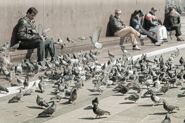 Mailand Italien März 2011 Mann Füttert Tauben Auf Dem Domplatz — Stockfoto