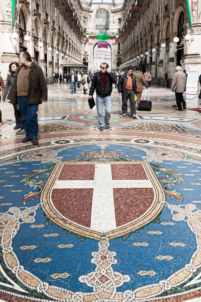 Milan, İtalya; 23 Mart 2011: Milano arması mozaiği Vittorio Emanuele II galerisinin zemininde.