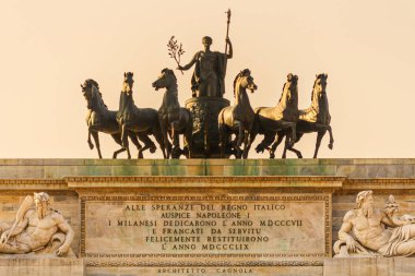 Milan, İtalya; 23 Mart 2011: Arco della Pace 'in üst heykeli.