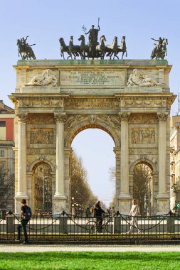Milan, İtalya; 23 Mart 2011: Antik Porta Sempione 'de Arco della Pace' in görüntüsü.