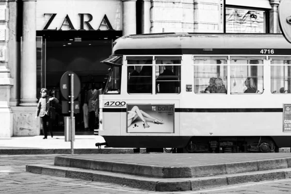 Milán Italia Marzo 2011 Tranvía Pasando Frente Una Tienda Zara — Foto de Stock