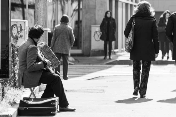 Milan, İtalya; 23 Mart 2011: Sokakta akordeon çalan müzisyen.