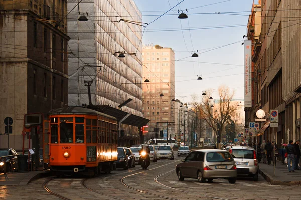 Milan, İtalya; 23 Mart 2011: Günbatımında eski tramvay sürüşü.