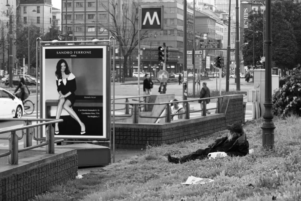 Milão Itália Março 2011 Homem Sem Teto Deitado Lado Anúncio — Fotografia de Stock