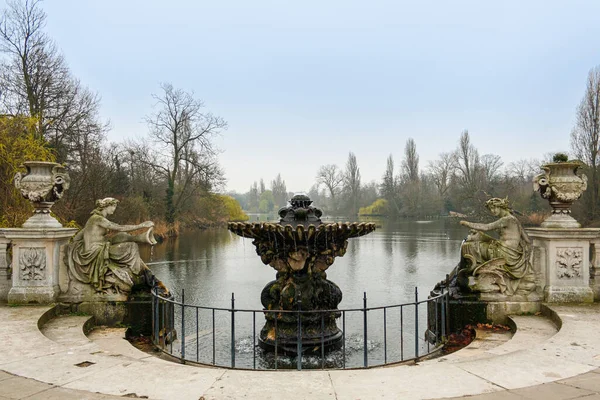 Londra, Birleşik Krallık; 15 Mart 2011: Hyde Park 'taki İtalyan Bahçeleri Çeşmesi.
