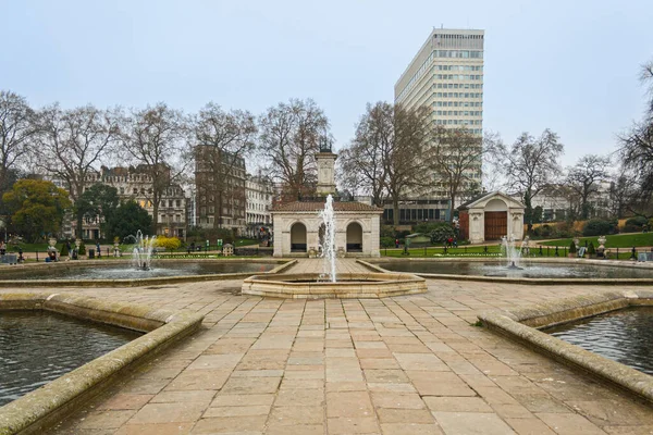 Londra, Birleşik Krallık; 15 Mart 2011: Hyde Park 'taki İtalyan Bahçeleri' ndeki çeşmeler ve göller.