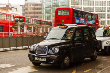 Londra, Birleşik Krallık; 15 Mart 2011: Victoria tren istasyonunda taksi ve şehir otobüsleri.
