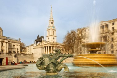 Londra, Birleşik Krallık; 15 Mart 2011: Trafalgar Meydanı ve pınarlarından birinin manzarası.