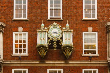 Londra, Birleşik Krallık; 15 Mart 2011: Piccadilly Caddesi 'ndeki bir binanın cephesinde saat.