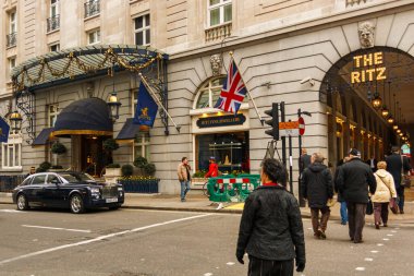 Londra, Birleşik Krallık; 15 Mart 2011: Rolls Royce Londra 'daki Ritz Hotel' in girişine park etti.
