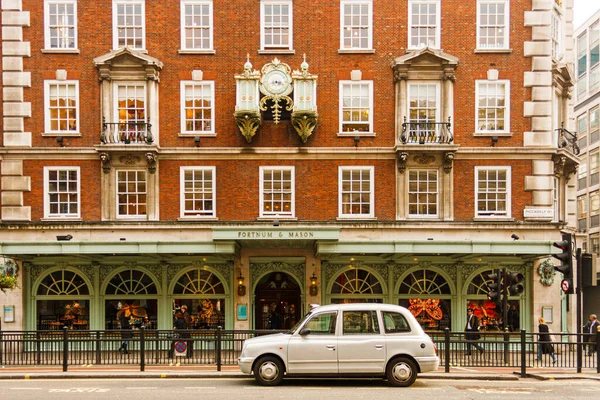 Londra, Birleşik Krallık; 15 Mart 2011: Piccadilly Caddesi 'nde Viktorya mimarisi.