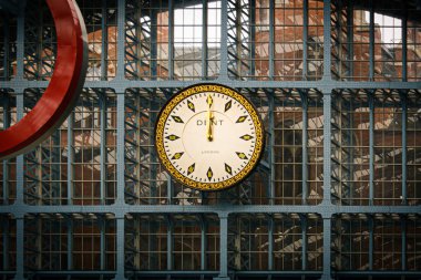Londra, Birleşik Krallık; 16 Mart 2011: Tarihi Londra St. Pancras tren istasyonu saati.