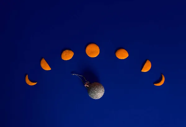 Phases Lunaires Écorce Mandarine Boule Décorative Comme Terre Allongent Sur — Photo