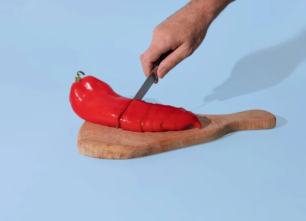 Male Hand Holds Knife Sliced Red Pepper Wooden Cutting Board — Foto Stock