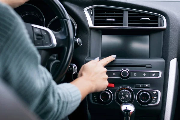 Kvinnlig Hand Pekar Finger Till Svart Blank Skärm Bilpanelen Transport — Stockfoto