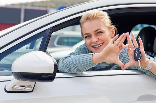 Glücklich Lächelnde Frau Zeigt Schlüssel Weibliche Zufriedenheit Mit Autovermietung — Stockfoto