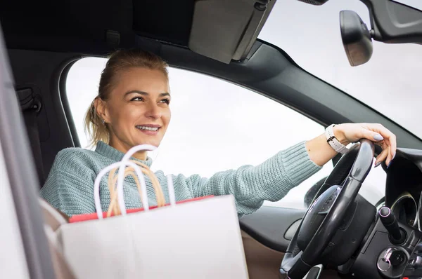 Elegante Blonde Frau Mit Ihren Einkaufstaschen Ins Auto Einkaufskonzept — Stockfoto