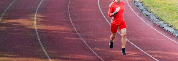 Ausgeschnittenes Bild Einer Sportlerin Mit Rotem Sportgerät Die Auf Einer Stockbild