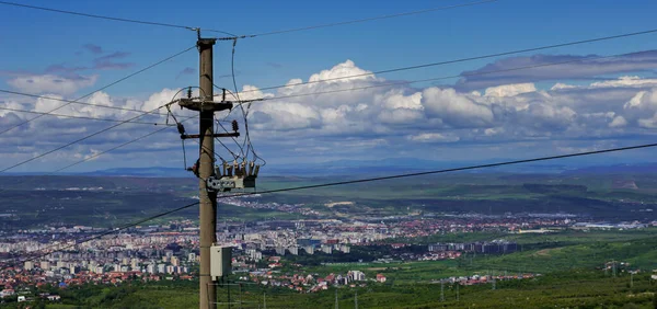 Elektrische Isolatoren Und Drähte Mit Der Stadt Cluj Napoca Hintergrund Stockbild