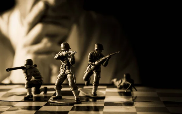 Retro Bild Einer Soldatenfigur Die Auf Einem Schachbrett Steht Mit Stockbild