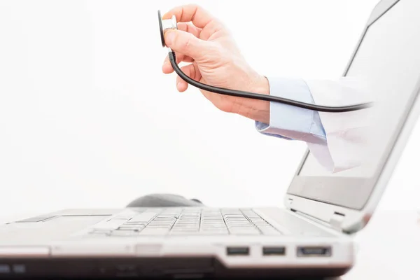 Arzthand Mit Stethoskop Kommt Aus Laptop Medizin Und Servicekonzept lizenzfreie Stockbilder