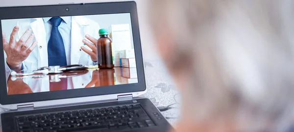 Arzt Schickt Online Medizinische Instruktionen Für Notfälle Laptop Seinen Patienten Stockbild