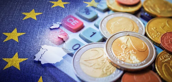 Euromünzen Auf Taschenrechner Mit Flagge Hintergrund lizenzfreie Stockfotos
