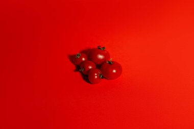 Sağlıklı beslenen kırmızı domatesler. Kırmızı Arkaplanda Taze Organik Domatesler, Doğrudan Kopya Uzayı 'ndan. Nesneler Grubu, Sağlıklı Yaşam Tarzı, Ürün