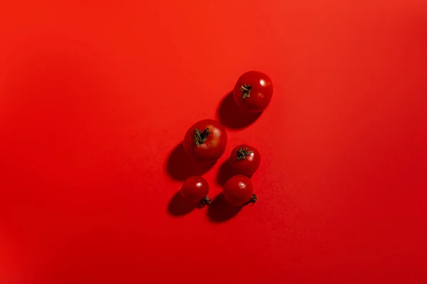 Sağlıklı beslenme, Kırmızı Domatesler. Kırmızı Arkaplanda Taze Organik Domatesler, Nesneler Grubu, Sağlıklı Yaşam Tarzı, Doğrudan Yukarıdan Kopya Boşluğu ile Doğrudan.