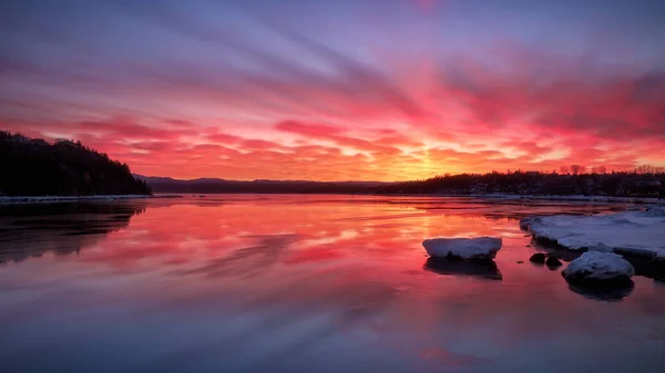 Tramonto Incredibile Sul Lago Con Cielo Nuvoloso Rosso — Foto Stock