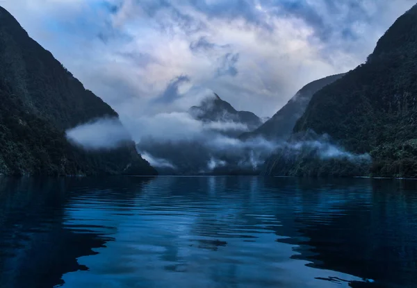 Vacker Utsikt Över Dark Mountain Range Och Floden Täckt Med — Stockfoto