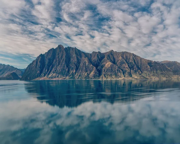 Vista Incrível Uma Montanha Riverside Com Céu Azul Nublado Reflexão — Fotografia de Stock