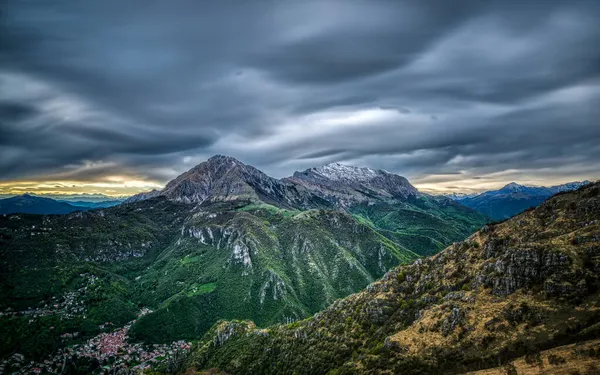 Koyu Bulutlu Gökyüzü Ile Yeşil Tepe Stasyonunun Güzel Üst Manzarası — Stok fotoğraf