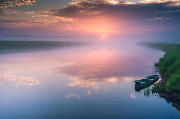 Una Piccola Barca Nel Lago Cielo Rosa Coperto Nebbia Densa — Foto Stock