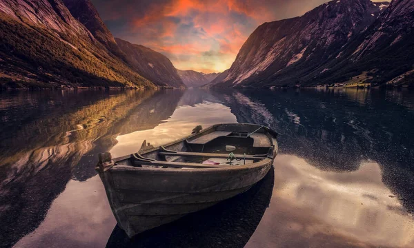 Båt Vatten Och Berg Med Mörk Solnedgång Bakgrund — Stockfoto