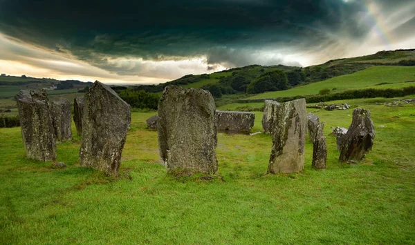 Estrutura Pedra Campo Verde Com Nuvens Escuras Dramáticas — Fotografia de Stock